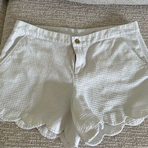 Lilly Pulitzer White Scalloped Women Shorts size 12.